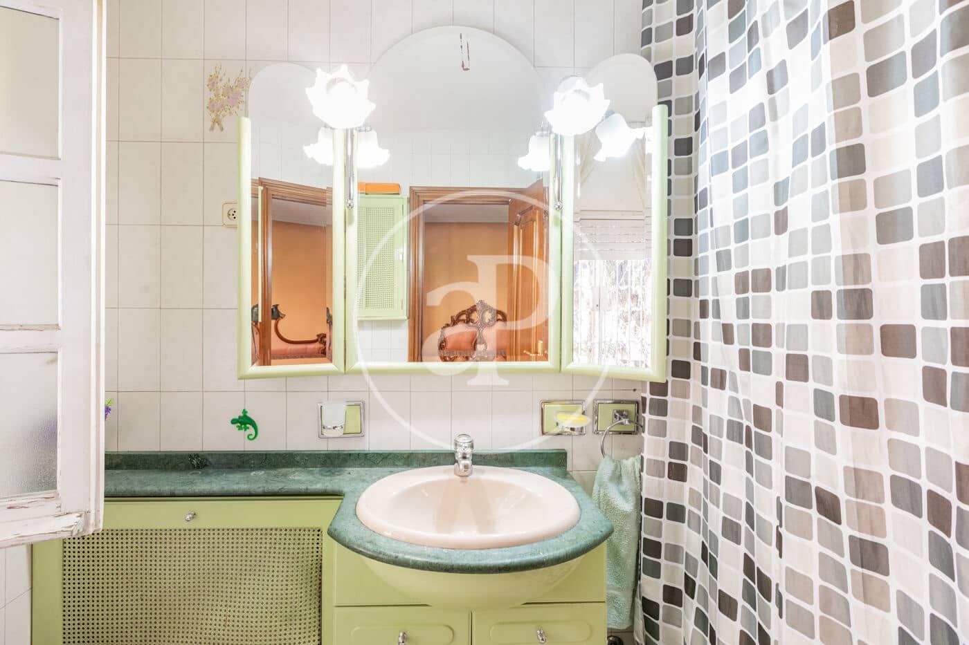 Chalet de 6 habitaciones en Madrid ciudad en venta - 1.300.000 € (Ref: 9896839)