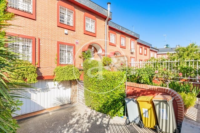 Chalet de 6 habitaciones en Canillejas, Madrid ciudad en venta - 1.300.000 € (Ref: 9896839)