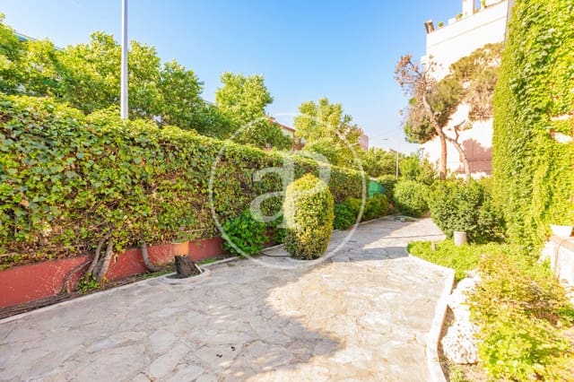 Chalet de 6 habitaciones en Canillejas, Madrid ciudad en venta - 1.300.000 € (Ref: 9896839)