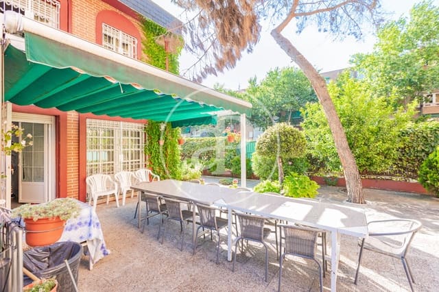 Chalet de 6 habitaciones en Canillejas, Madrid ciudad en venta - 1.300.000 € (Ref: 9896839)