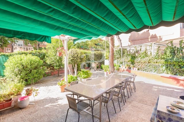 Chalet de 6 habitaciones en Canillejas, Madrid ciudad en venta - 1.300.000 € (Ref: 9896839)