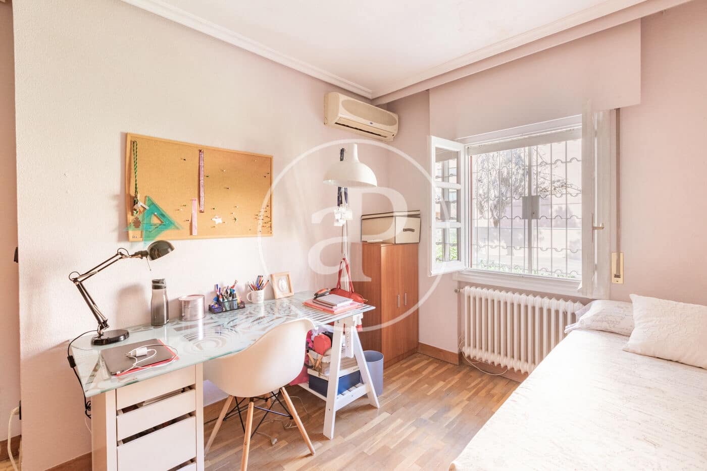 Chalet de 6 habitaciones en Madrid ciudad en venta - 1.300.000 € (Ref: 9896839)