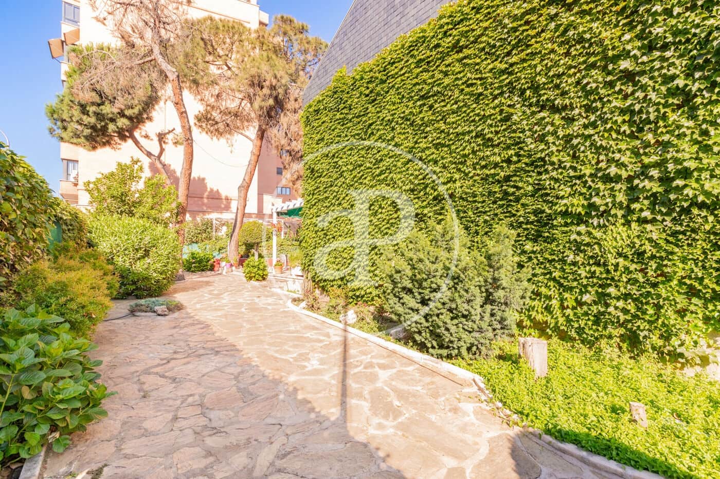 Chalet de 6 habitaciones en Madrid ciudad en venta - 1.300.000 € (Ref: 9896839)