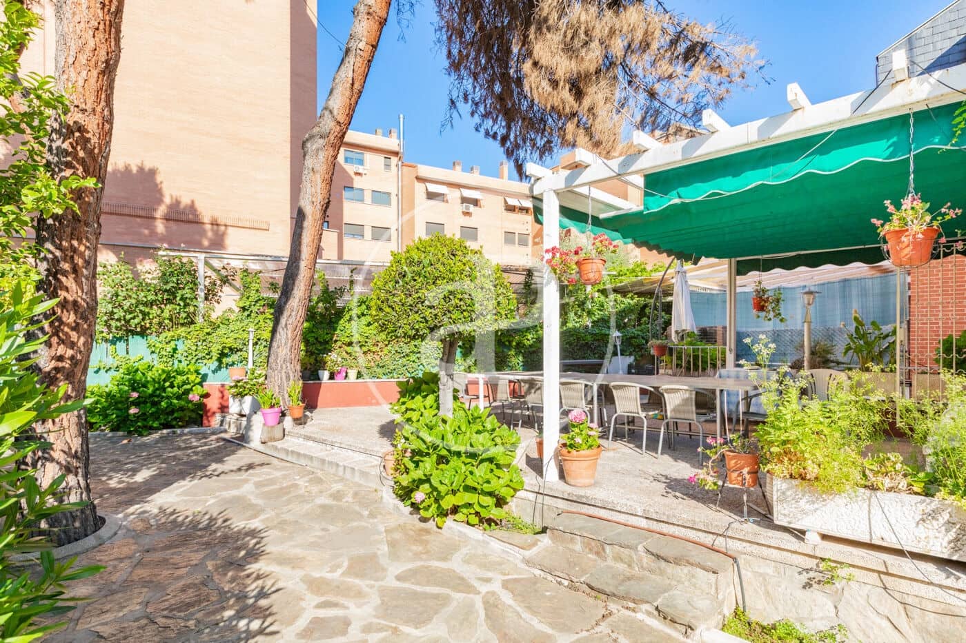 Chalet de 6 habitaciones en Madrid ciudad en venta - 1.300.000 € (Ref: 9896839)