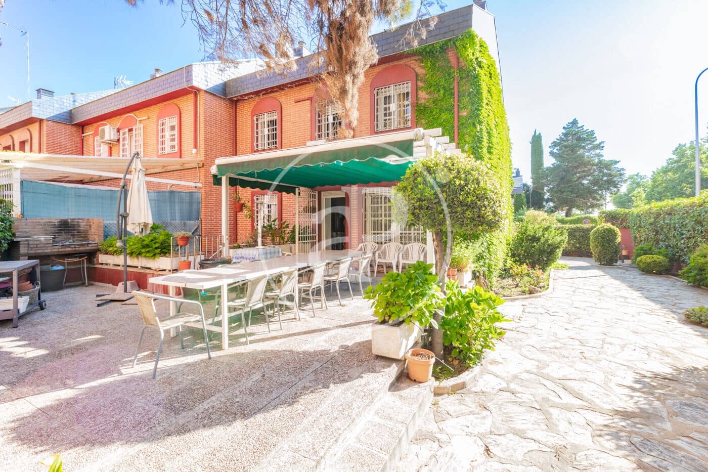 Chalet de 6 habitaciones en Madrid ciudad en venta - 1.300.000 € (Ref: 9896839)