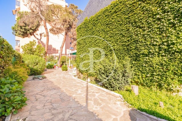 Chalet de 6 habitaciones en Canillejas, Madrid ciudad en venta - 1.300.000 € (Ref: 9896839)