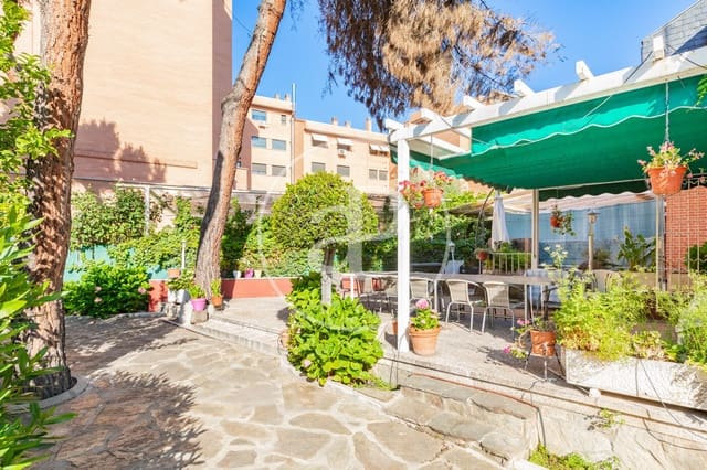 Chalet de 6 habitaciones en Canillejas, Madrid ciudad en venta - 1.300.000 € (Ref: 9896839)