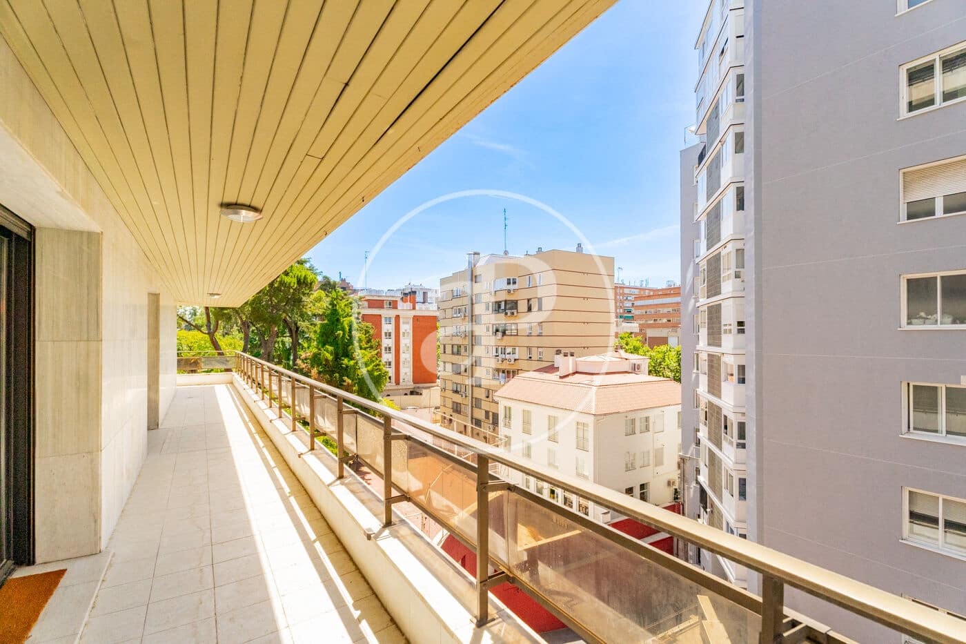 4 quarto Apartamento para arrendar em Madrid cidade com piscina garagem - 6 000 € (Ref: 9899654)