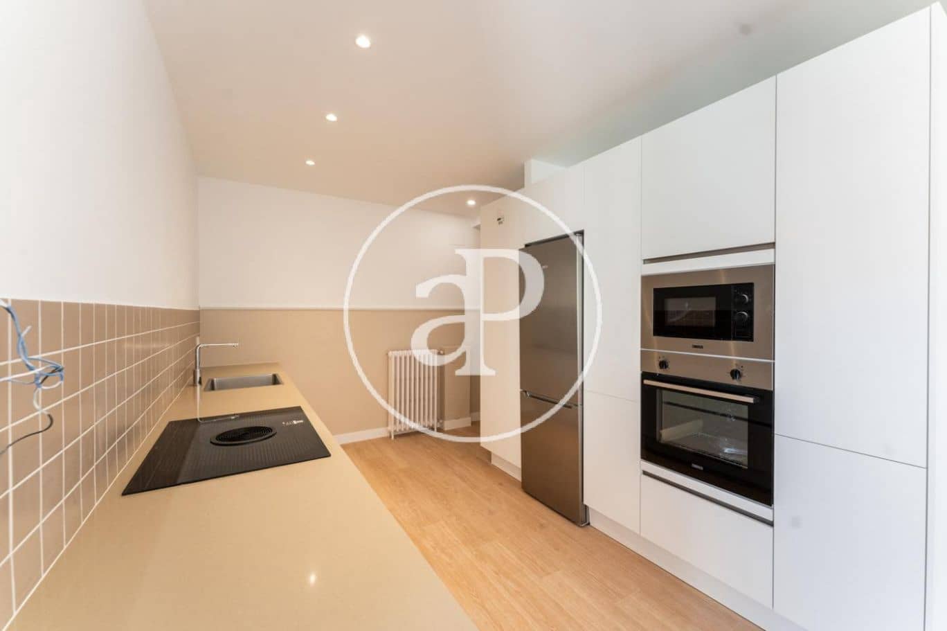 3 slaapkamer Appartement te huur in Madrid stad met garage - € 2.000 (Ref: 9904647)