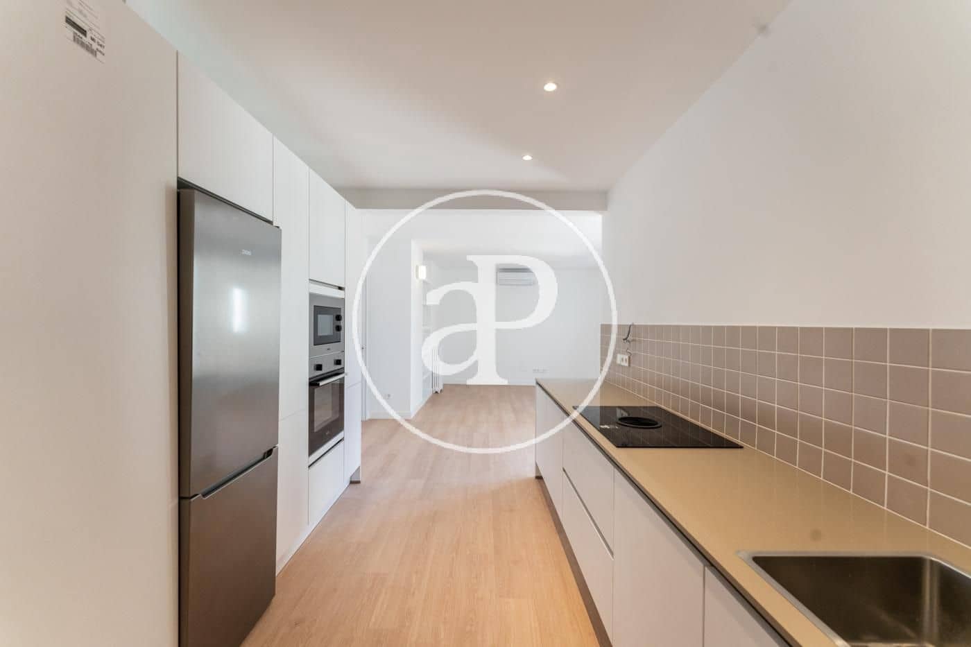 3 slaapkamer Appartement te huur in Madrid stad met garage - € 2.000 (Ref: 9904647)