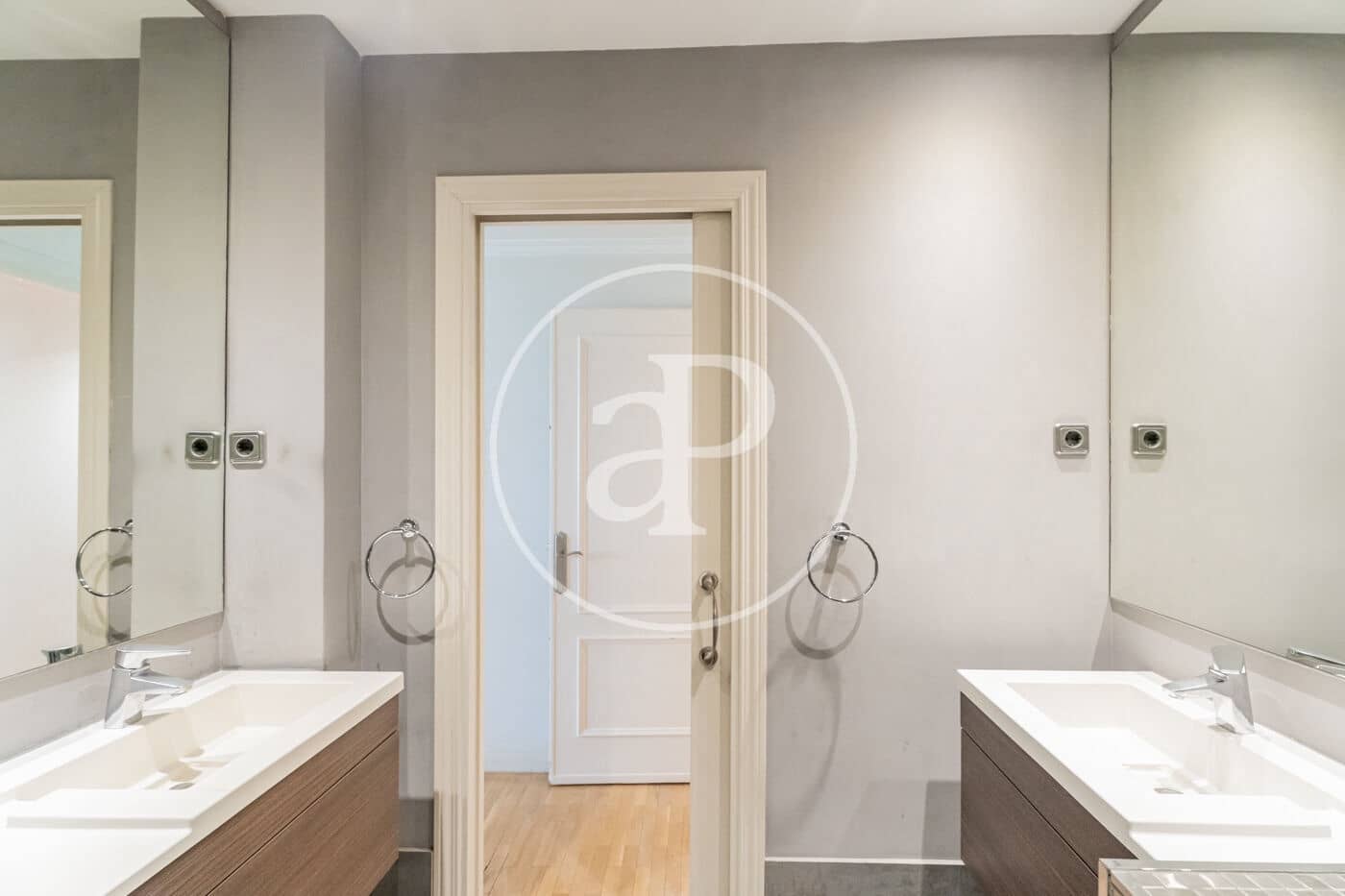4 quarto Apartamento para arrendar em Madrid cidade com garagem - 3 300 € (Ref: 9911076)