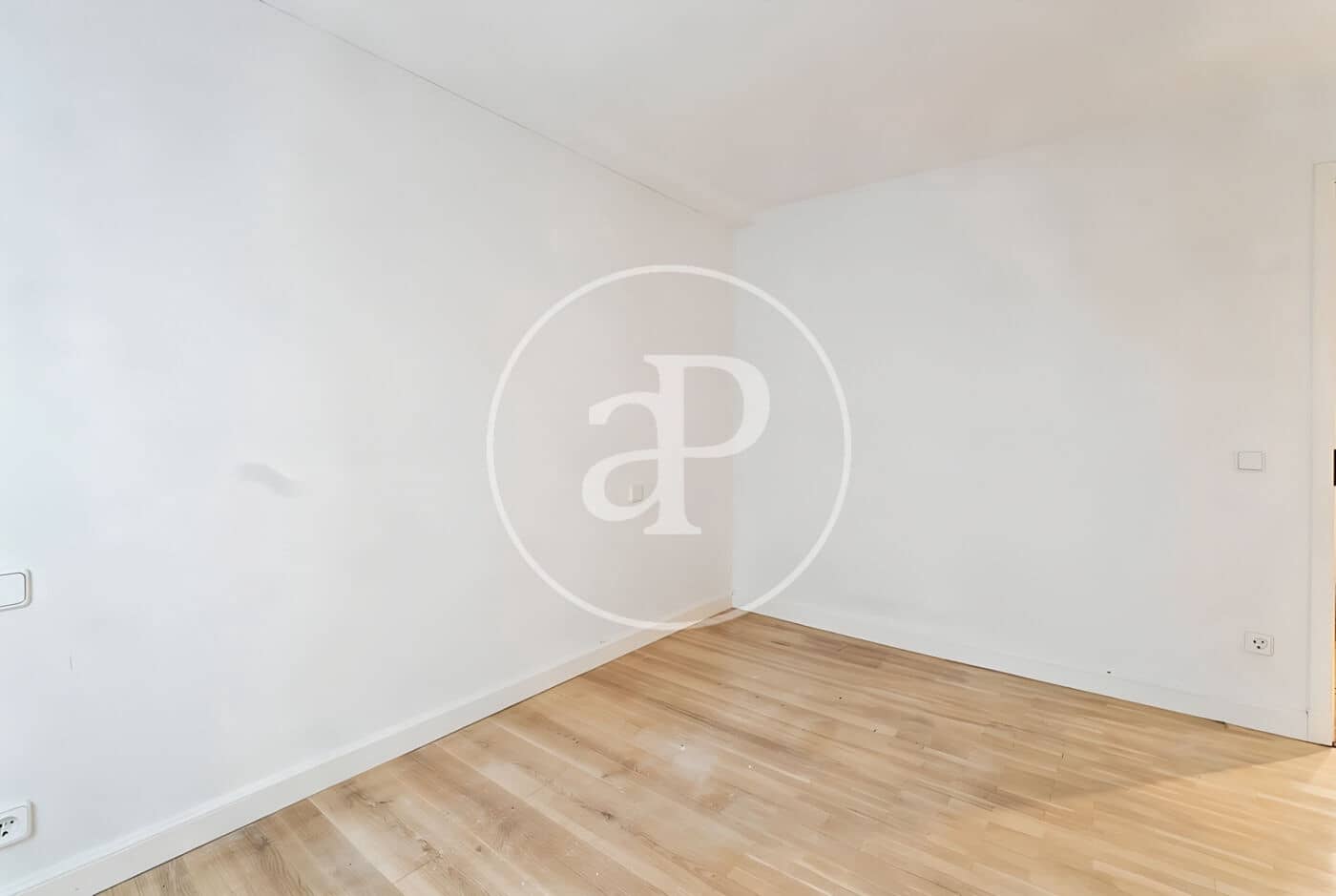 4 quarto Apartamento para arrendar em Madrid cidade com garagem - 3 300 € (Ref: 9911076)