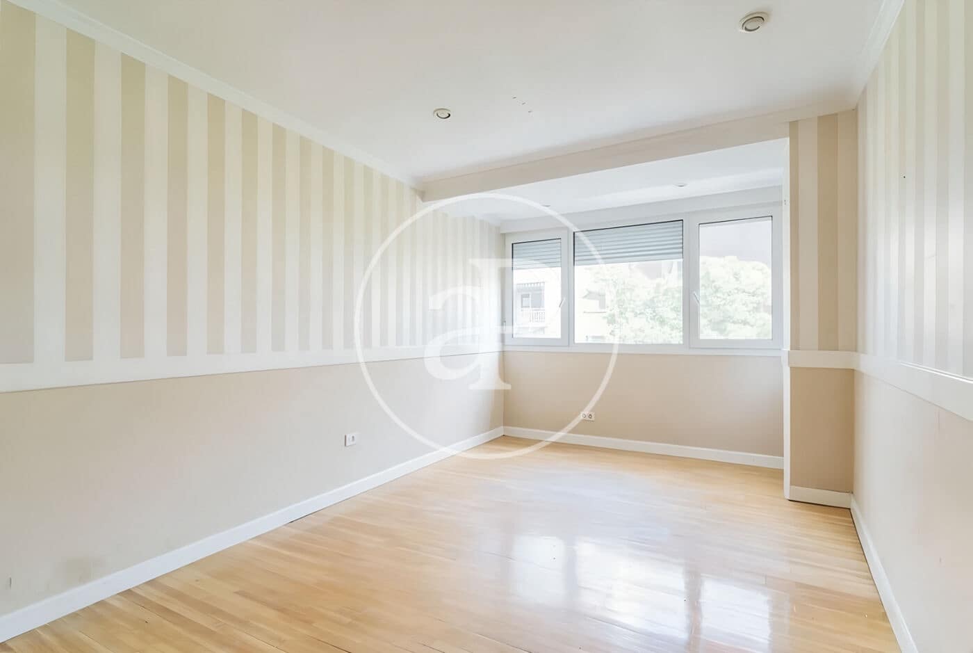 4 quarto Apartamento para arrendar em Madrid cidade com garagem - 3 300 € (Ref: 9911076)