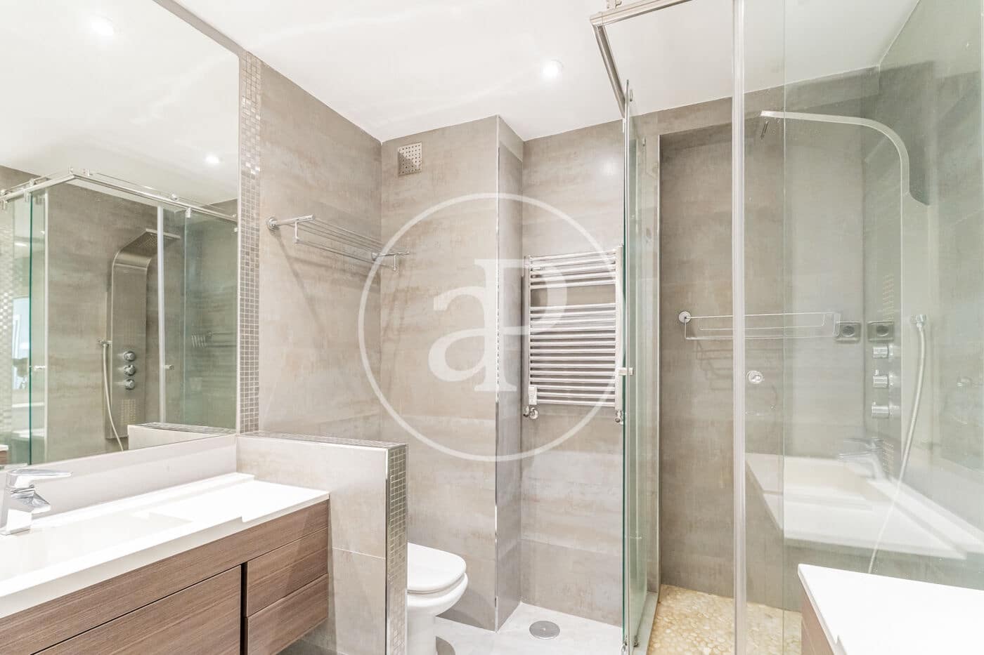 4 quarto Apartamento para arrendar em Madrid cidade com garagem - 3 300 € (Ref: 9911076)