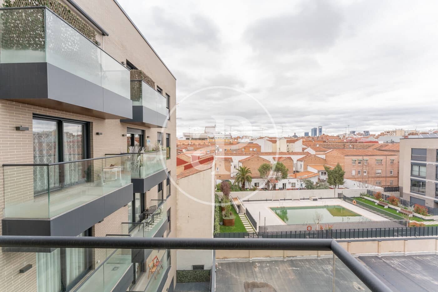 1 slaapkamer Appartement te huur in Madrid stad met zwembad garage - € 1.700 (Ref: 9911082)