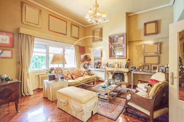 Chalet de 4 habitaciones en Aravaca, Madrid ciudad en venta - 1.440.000 € (Ref: 9915843)
