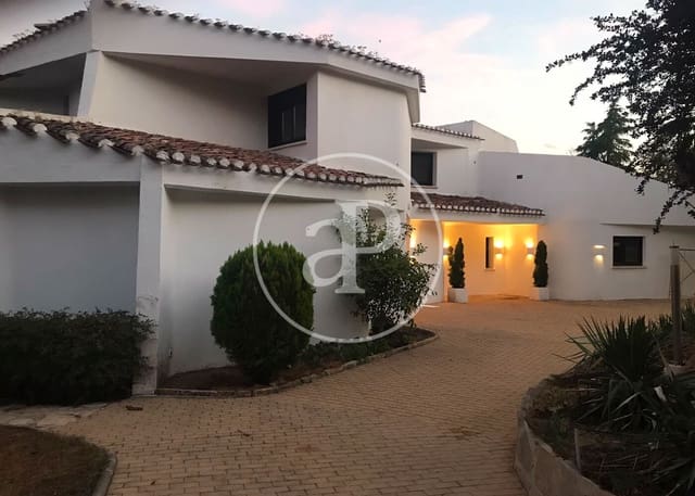 Villa/Maison de 4 chambres à louer à San Sebastián de los Reyes avec piscine garage - 6 500 € (Ref: 9922317)