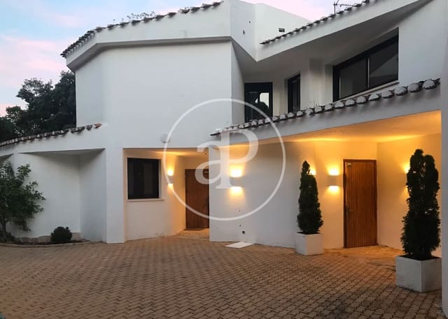 Villa/Maison de 4 chambres à louer à San Sebastián de los Reyes avec piscine garage - 6 500 € (Ref: 9922317)