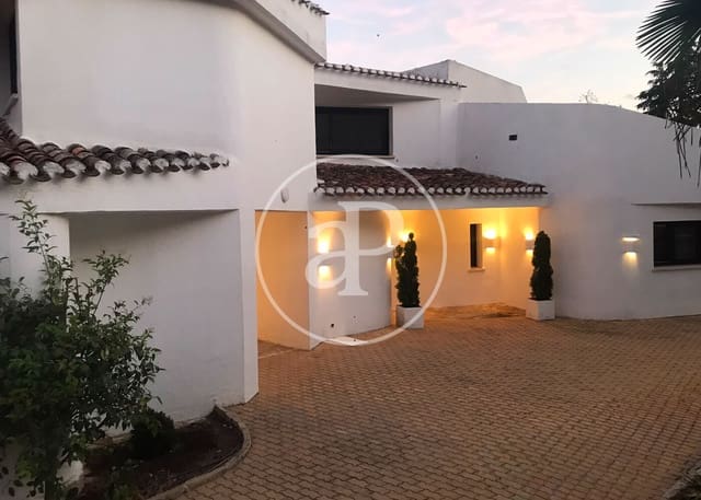 Villa/Maison de 4 chambres à louer à San Sebastián de los Reyes avec piscine garage - 6 500 € (Ref: 9922317)