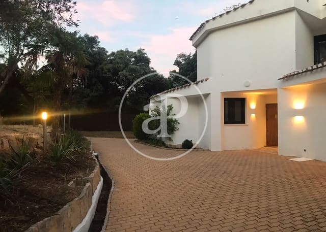 Villa/Maison de 4 chambres à louer à San Sebastián de los Reyes avec piscine garage - 6 500 € (Ref: 9922317)