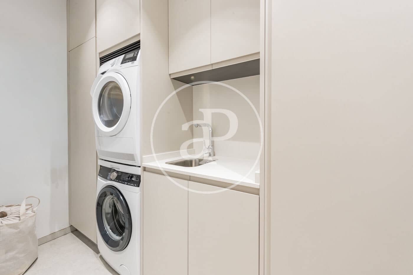 3 bedroom Apartment for rent in Madrid city - € 7,800 (Ref: 9924623)
