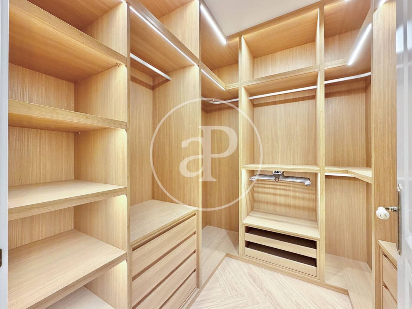 4 bedroom Apartment for sale in Madrid city - € 1,590,000 (Ref: 9939992)
