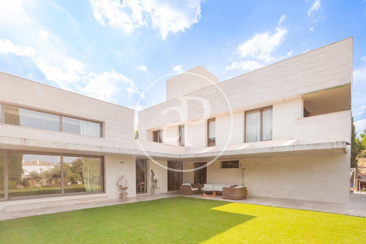 5 bedroom Villa for sale in Madrid city with pool - € 3,490,000 (Ref: 9939993)