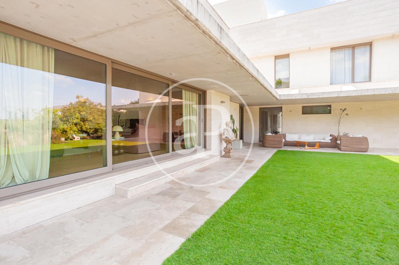 5 bedroom Villa for sale in Madrid city with pool - € 3,490,000 (Ref: 9939993)