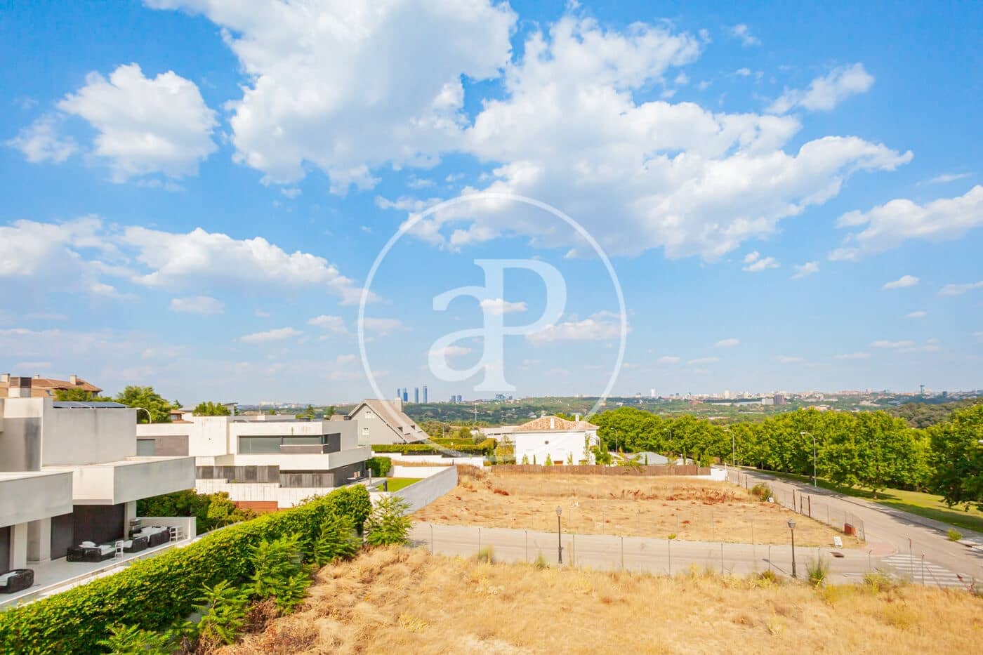 5 bedroom Villa for sale in Madrid city with pool - € 3,490,000 (Ref: 9939993)