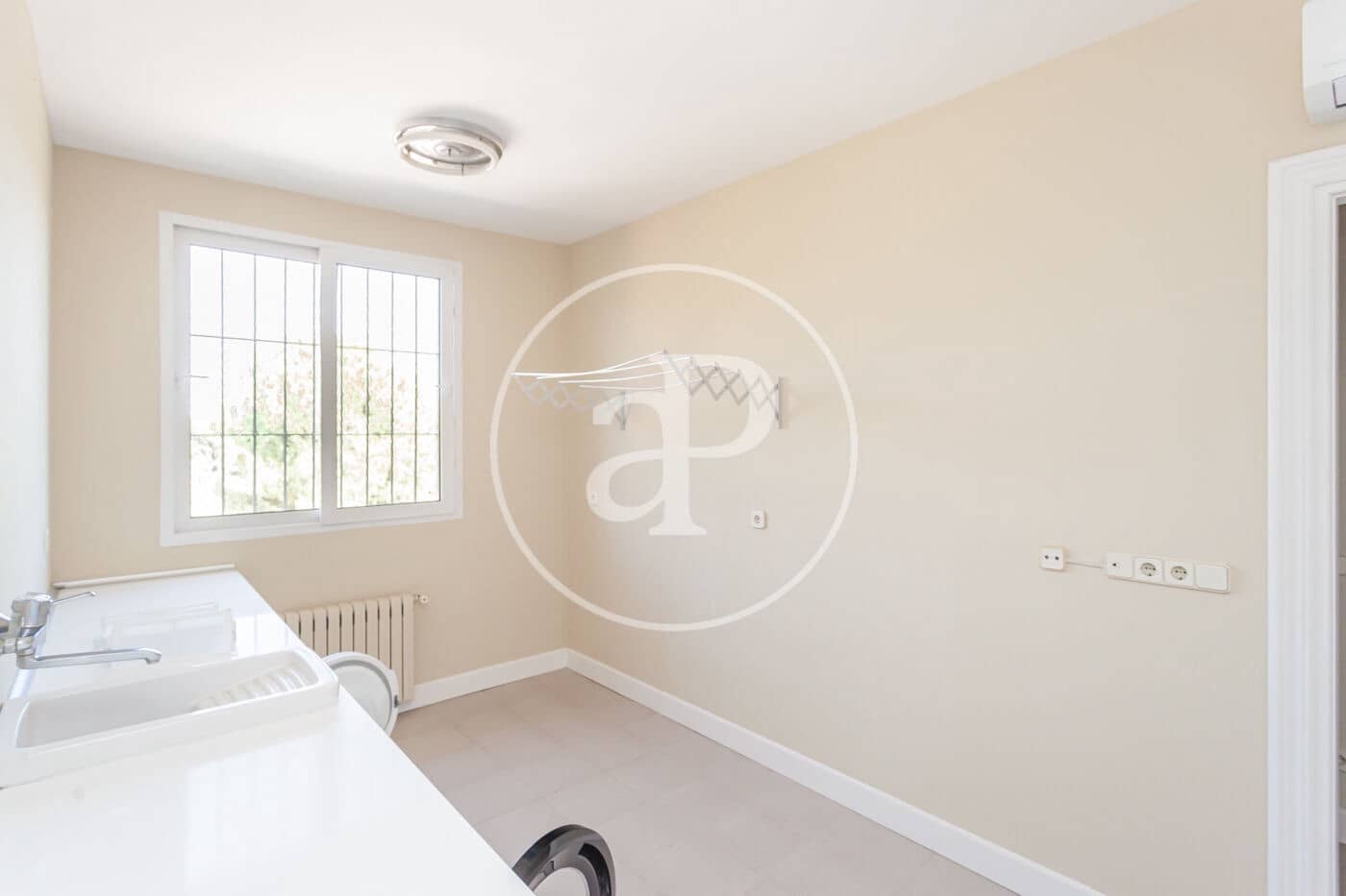 Villa/Maison de 6 chambres à louer à Madrid ville avec piscine garage - 7 500 € (Ref: 9942540)