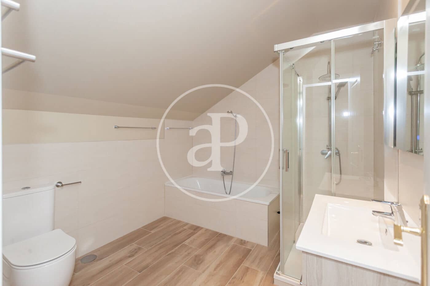 Villa/Maison de 6 chambres à louer à Madrid ville avec piscine garage - 7 500 € (Ref: 9942540)