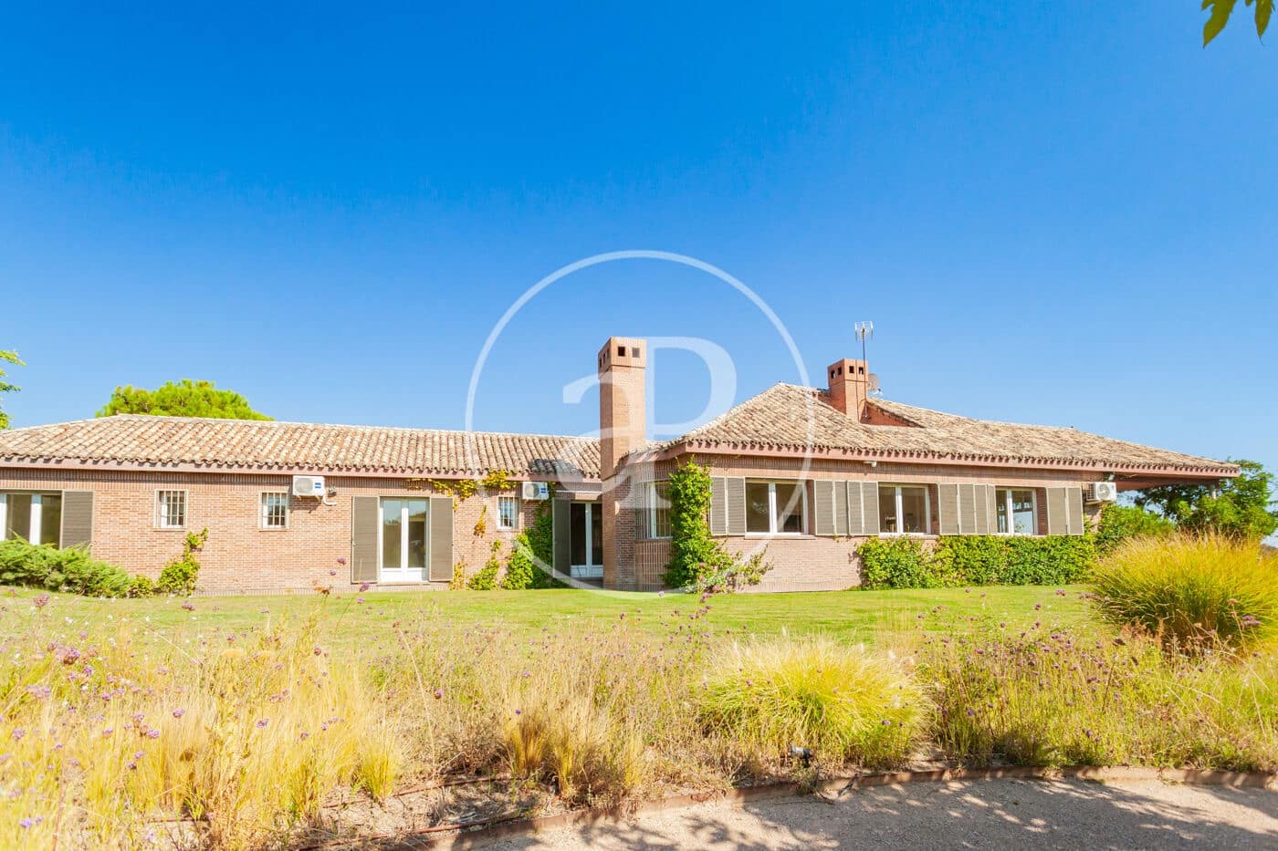 Villa/Maison de 6 chambres à louer à Madrid ville avec piscine garage - 7 500 € (Ref: 9942540)