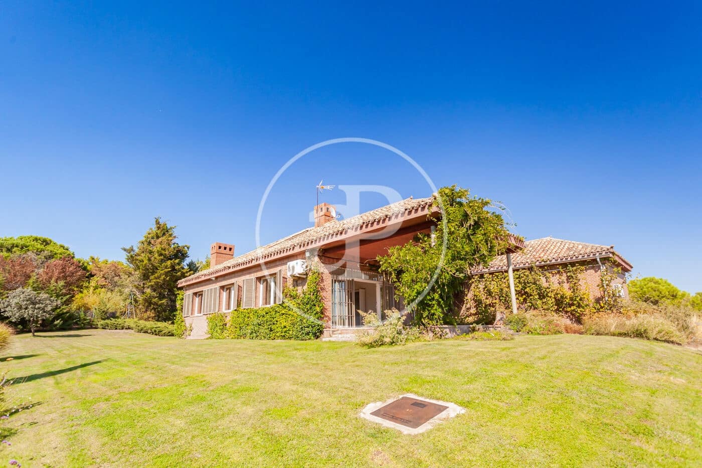 Villa/Maison de 6 chambres à louer à Madrid ville avec piscine garage - 7 500 € (Ref: 9942540)