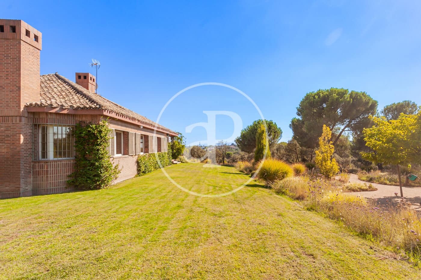 Villa/Maison de 6 chambres à louer à Madrid ville avec piscine garage - 7 500 € (Ref: 9942540)