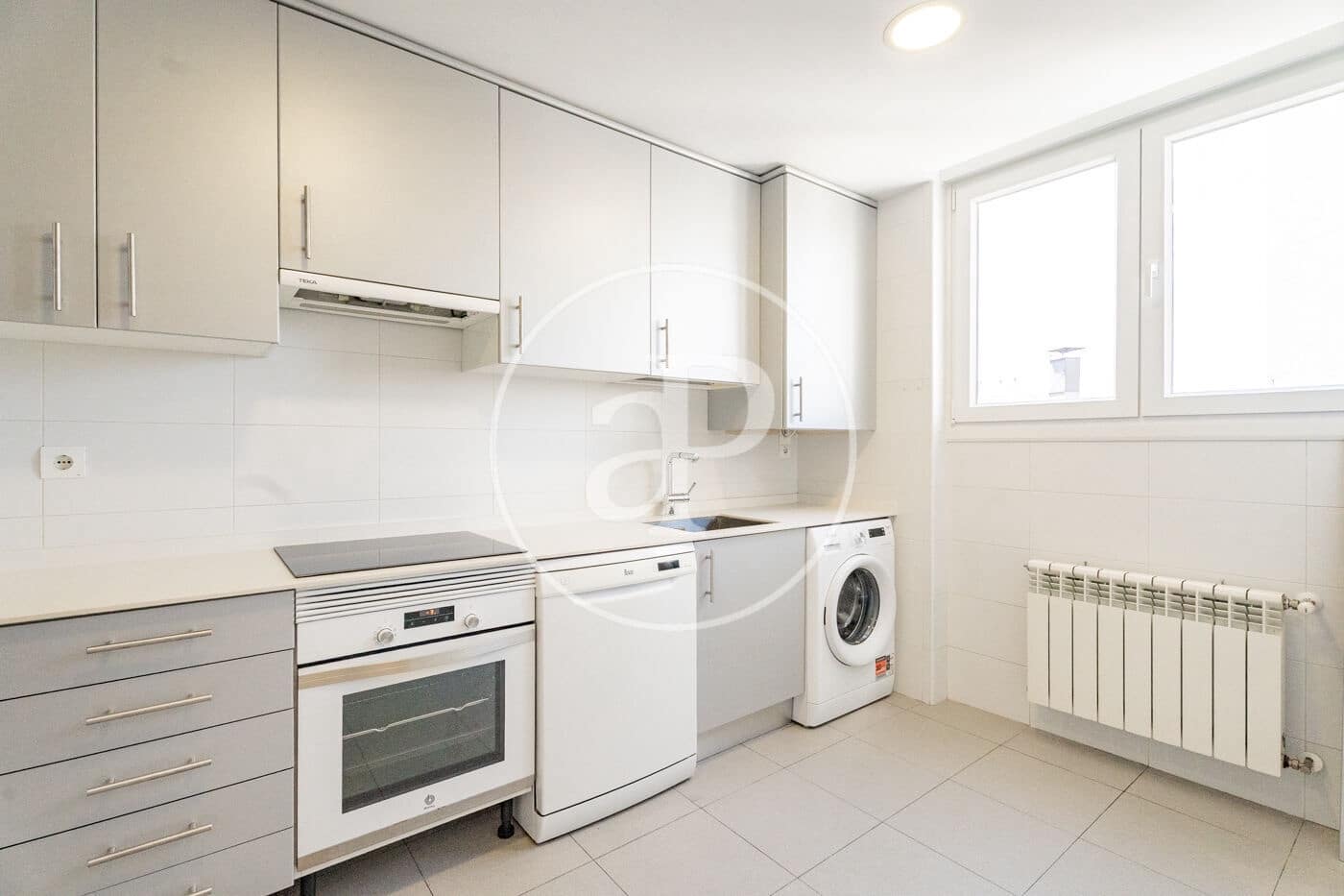 Lejlighed til leje i Madrid by - € 2.300 (Ref: 9952638)