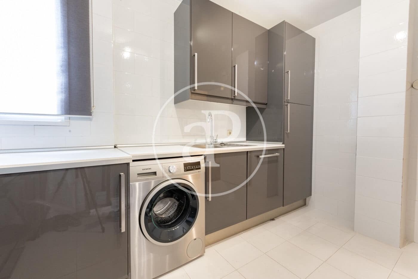 2 soverom Leilighet til leie i Madrid by med garasje - € 2 500 (Ref: 9954470)