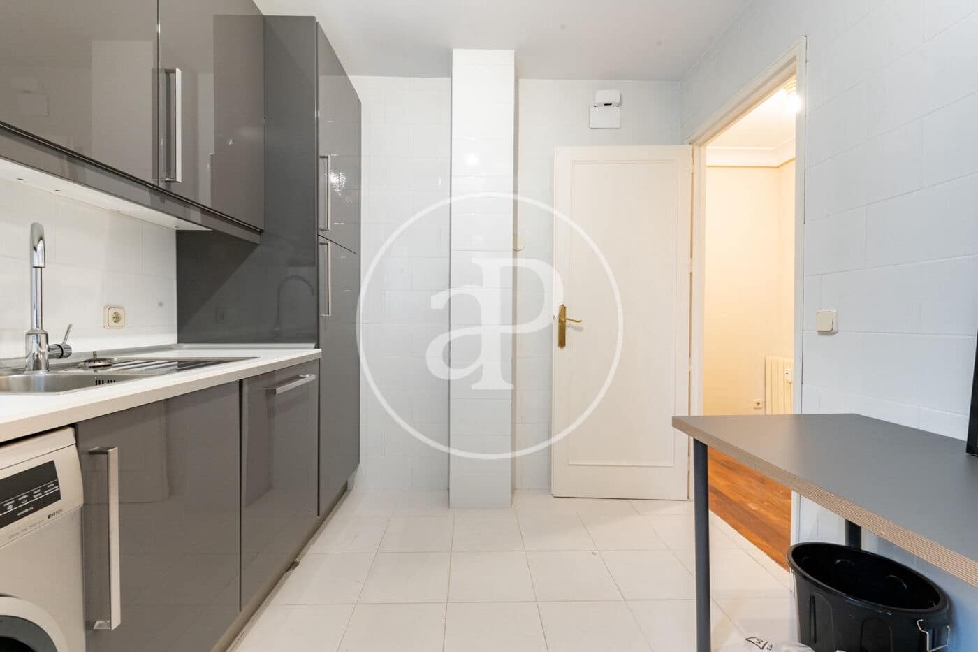 2 soverom Leilighet til leie i Madrid by med garasje - € 2 500 (Ref: 9954470)