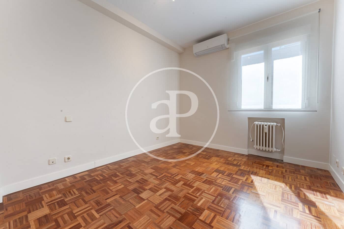 2 soverom Leilighet til leie i Madrid by med garasje - € 2 500 (Ref: 9954470)