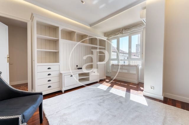 2 soveværelse Lejlighed til leje i Recoletos, Madrid by med garage - € 2.500 (Ref: 9954470)