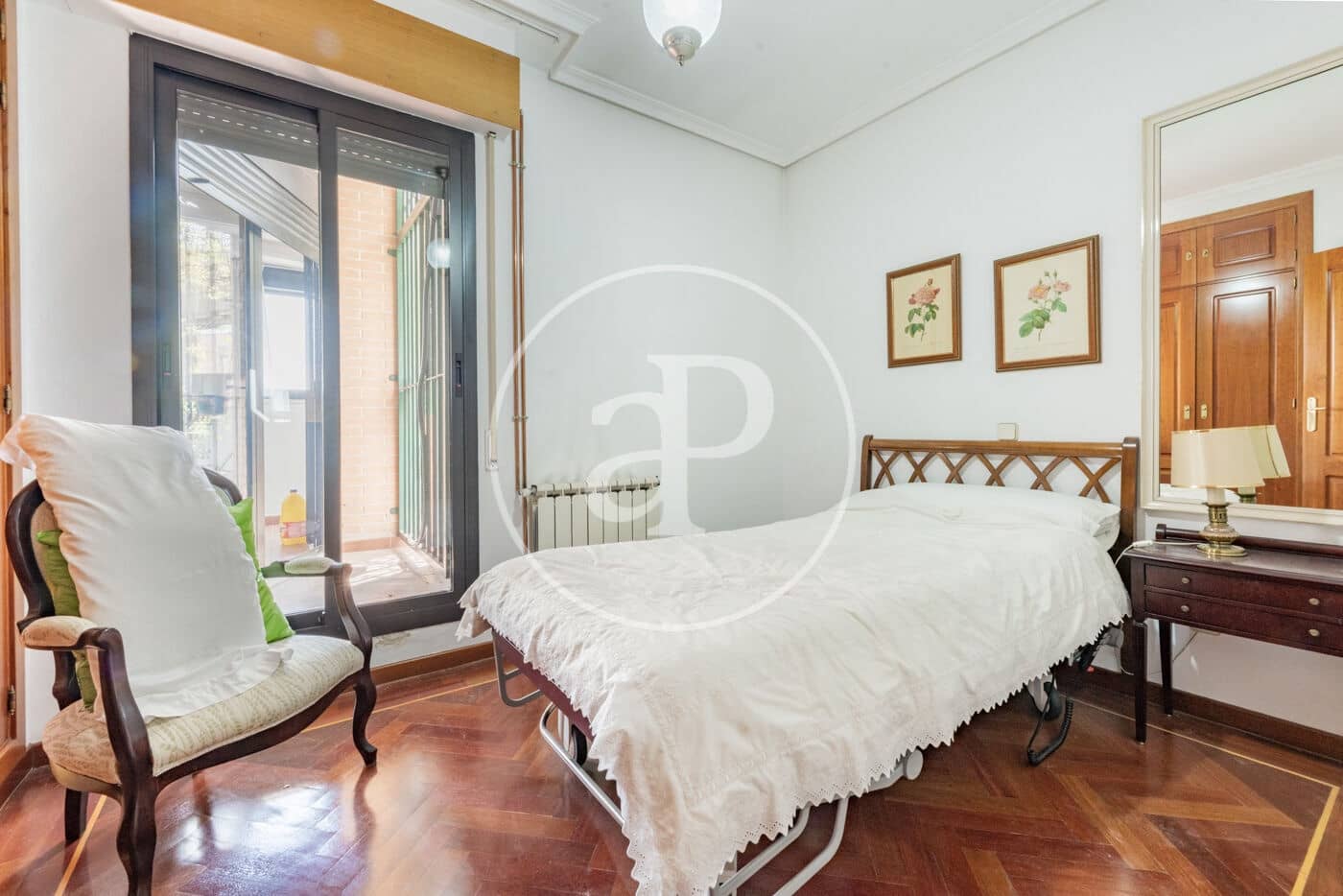 2 sypialnia Penthouse na sprzedaż w Miasto Madryt z basenem - 795 000 € (Ref: 9958173)