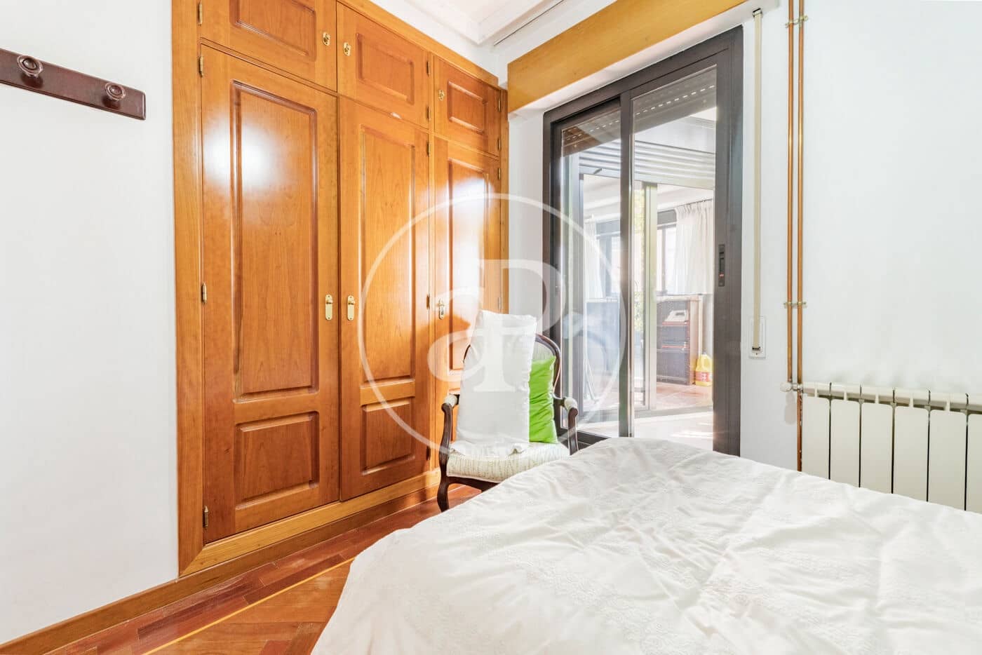 2 sypialnia Penthouse na sprzedaż w Miasto Madryt z basenem - 795 000 € (Ref: 9958173)