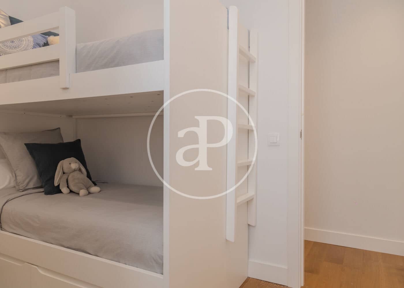 Appartement de 4 chambres à louer à Madrid ville - 14 700 € (Ref: 9966673)