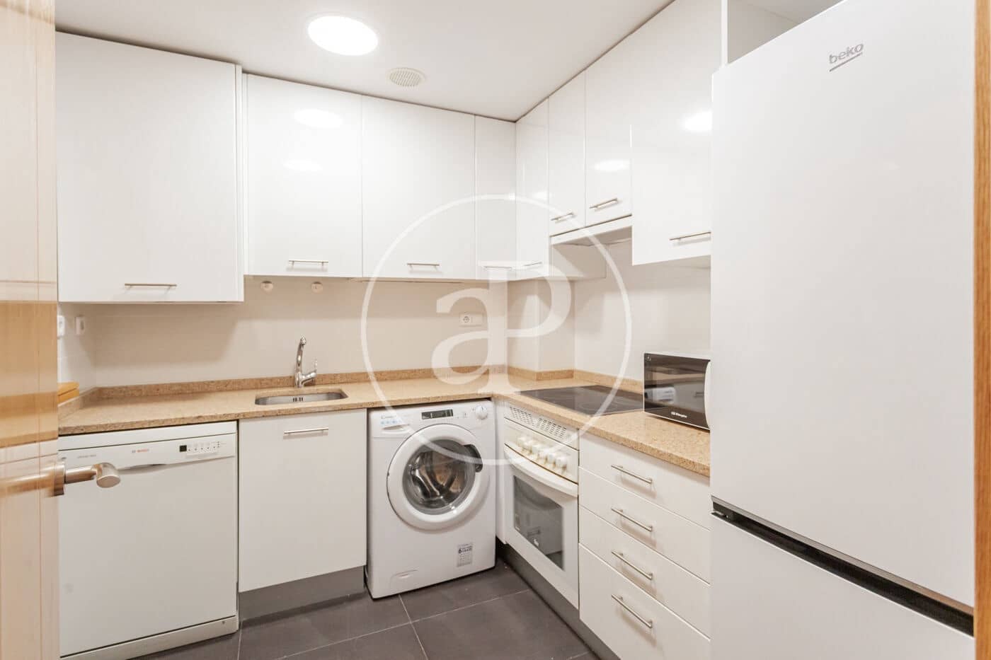 2 slaapkamer Appartement te huur in Madrid stad - € 2.500 (Ref: 9975450)