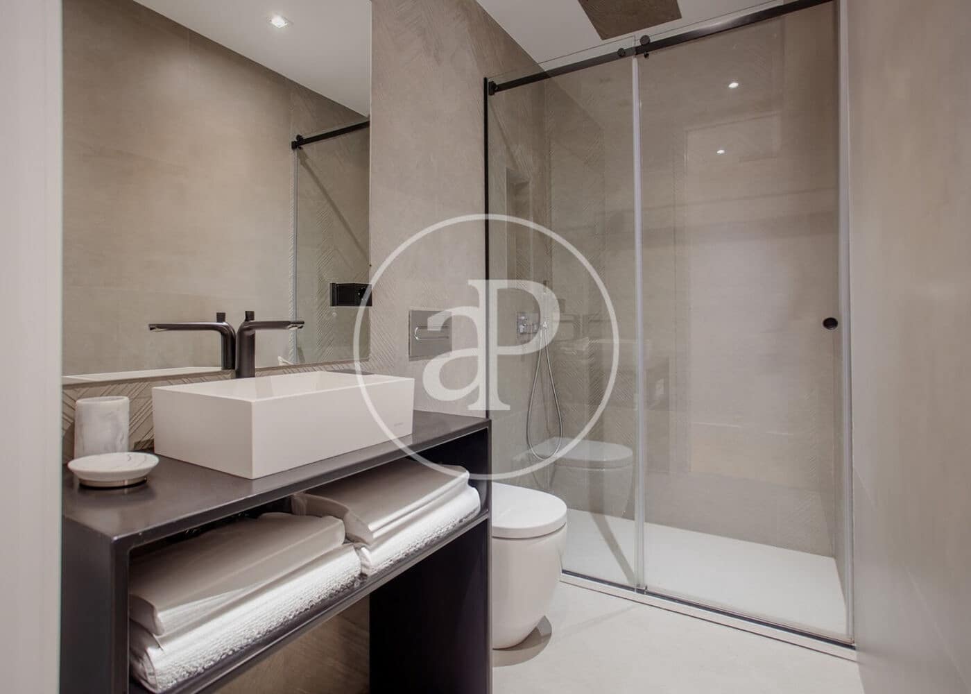 3 sovrum Lägenhet att hyra i Madrid stad - 8 000 € (Ref: 9977335)
