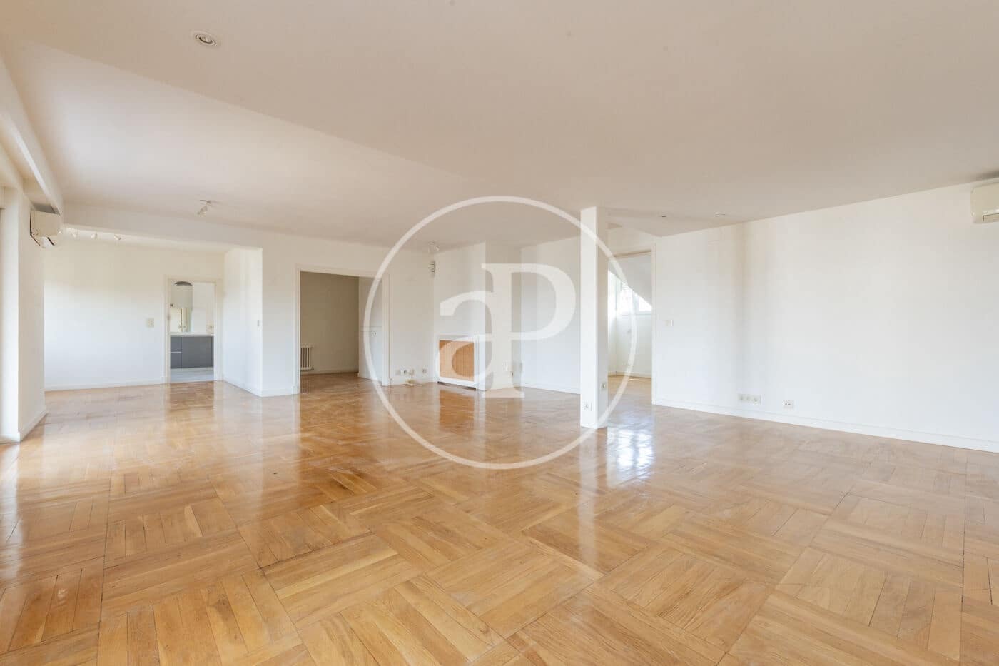 4 slaapkamer Penthouse te huur in Madrid stad met garage - € 5.500 (Ref: 9990742)