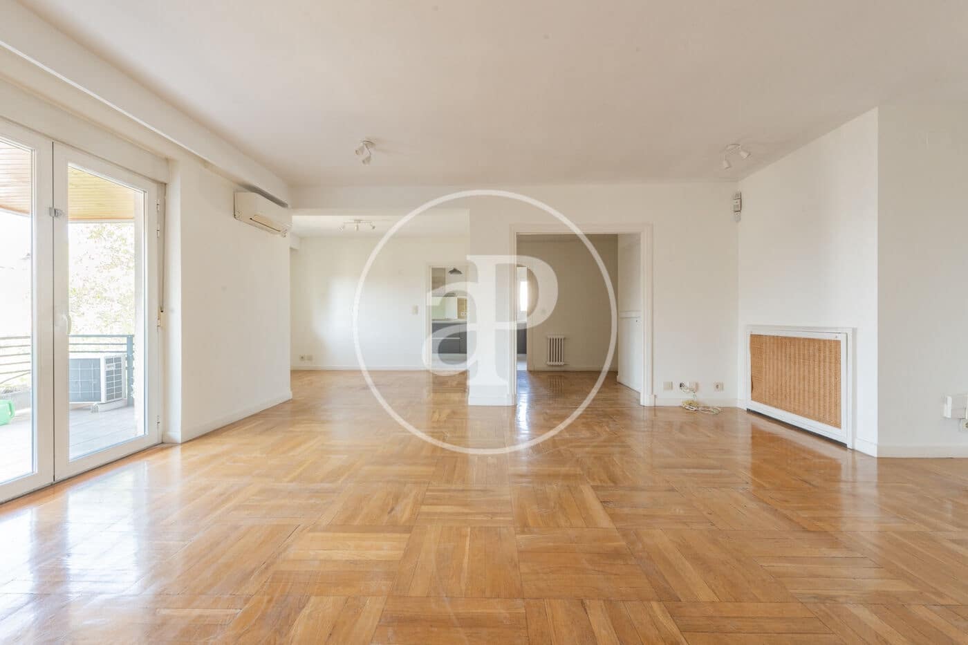 4 slaapkamer Penthouse te huur in Madrid stad met garage - € 5.500 (Ref: 9990742)