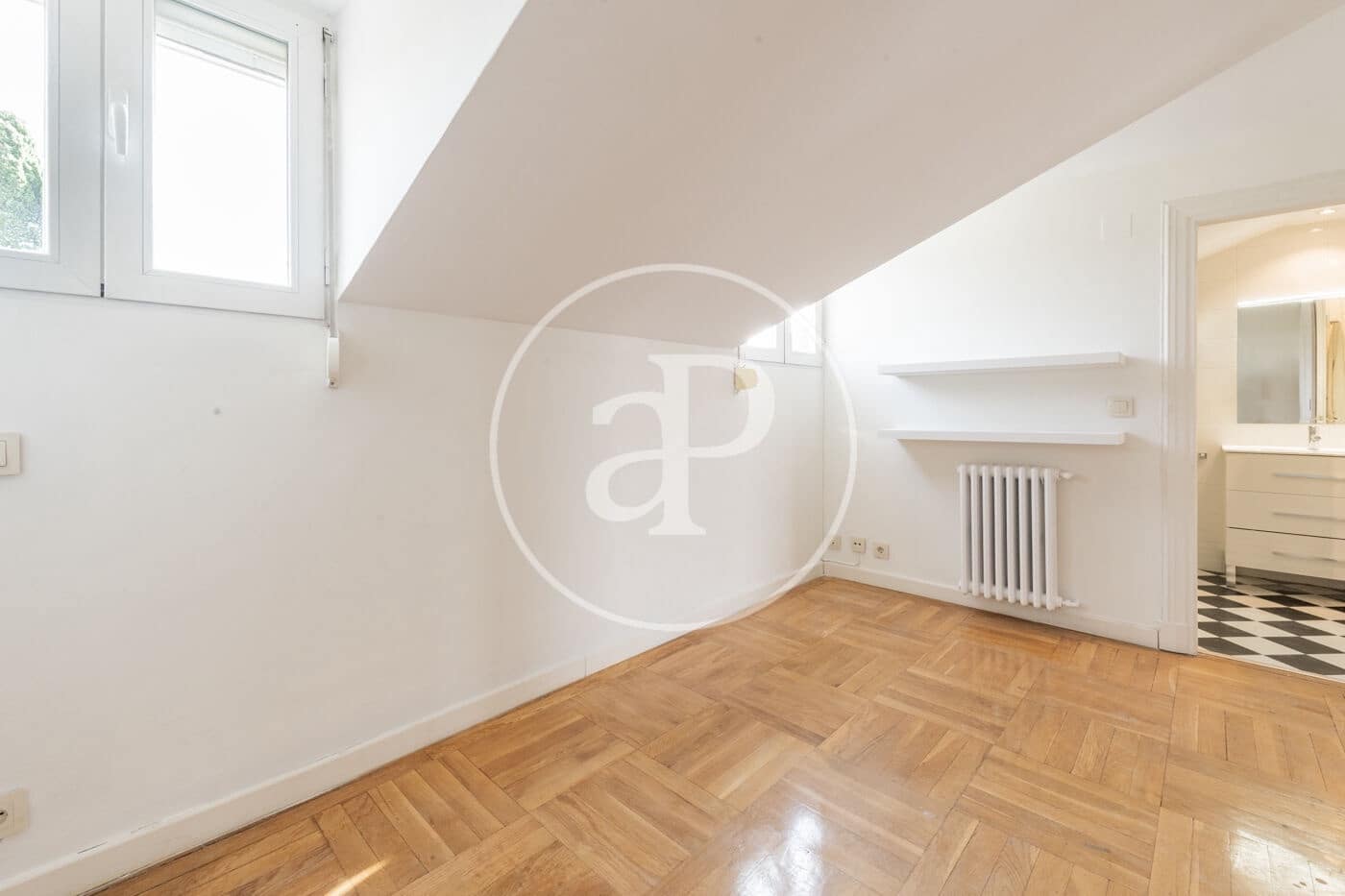 4 slaapkamer Penthouse te huur in Madrid stad met garage - € 5.500 (Ref: 9990742)