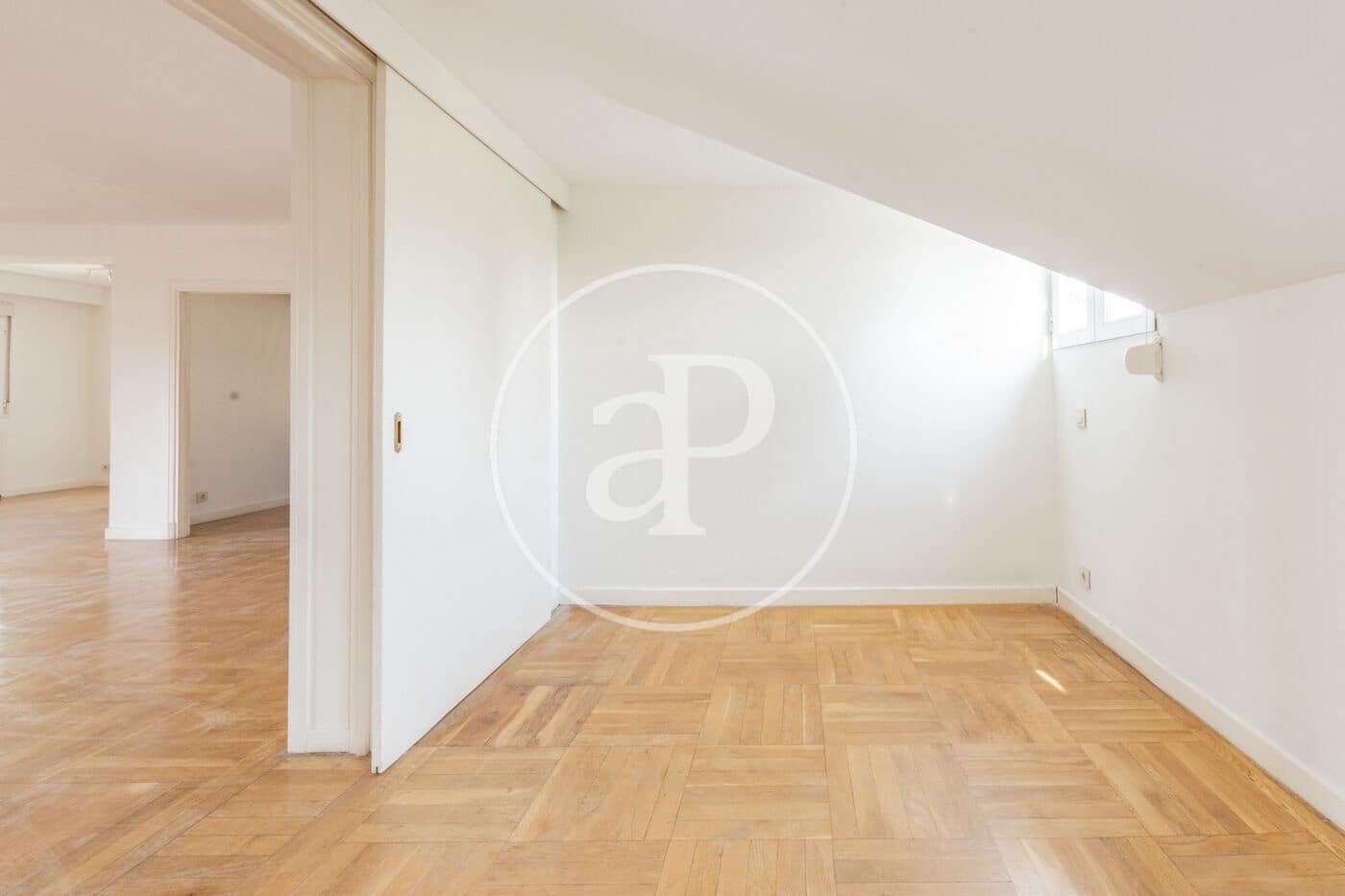 4 slaapkamer Penthouse te huur in Madrid stad met garage - € 5.500 (Ref: 9990742)