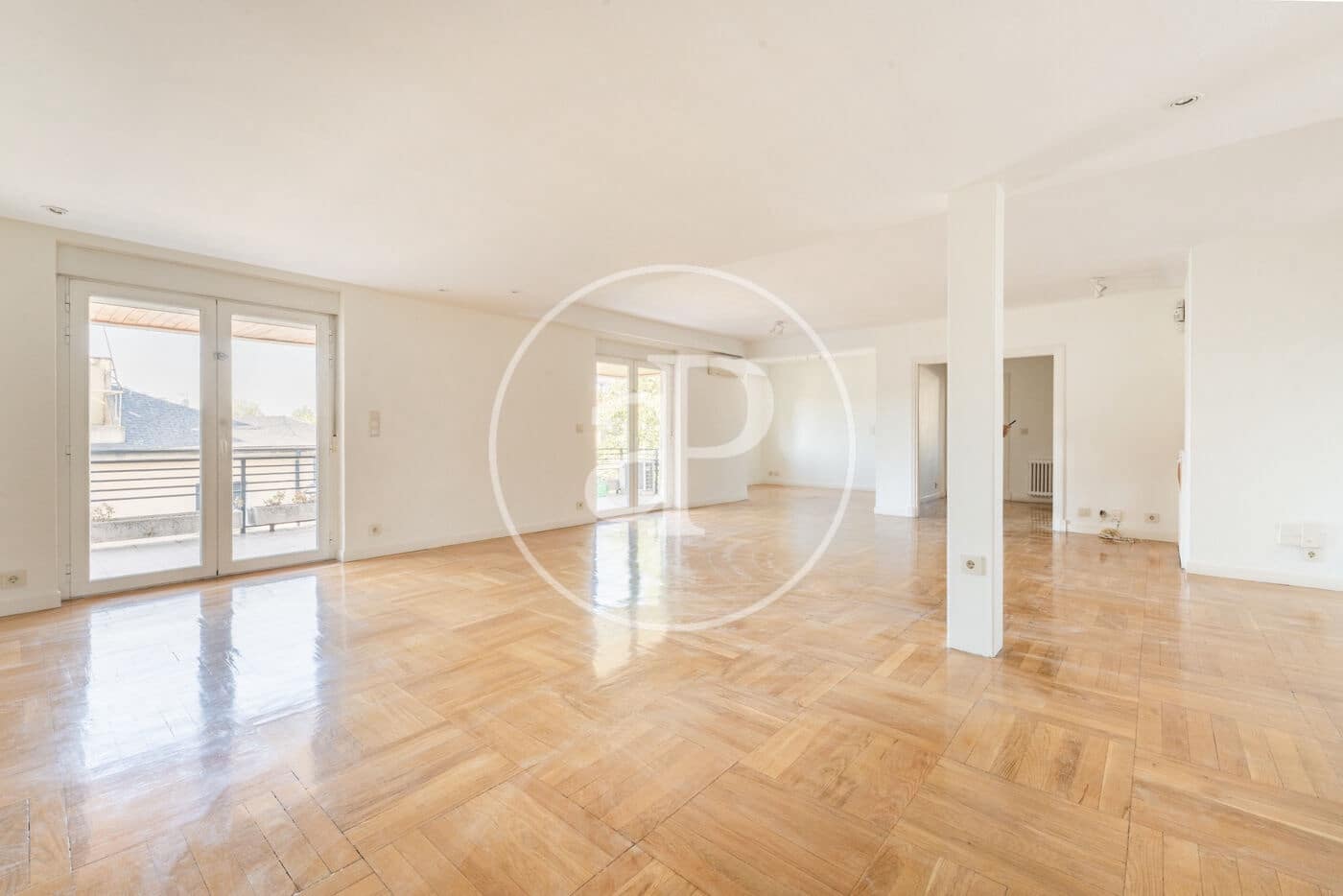 4 slaapkamer Penthouse te huur in Madrid stad met garage - € 5.500 (Ref: 9990742)