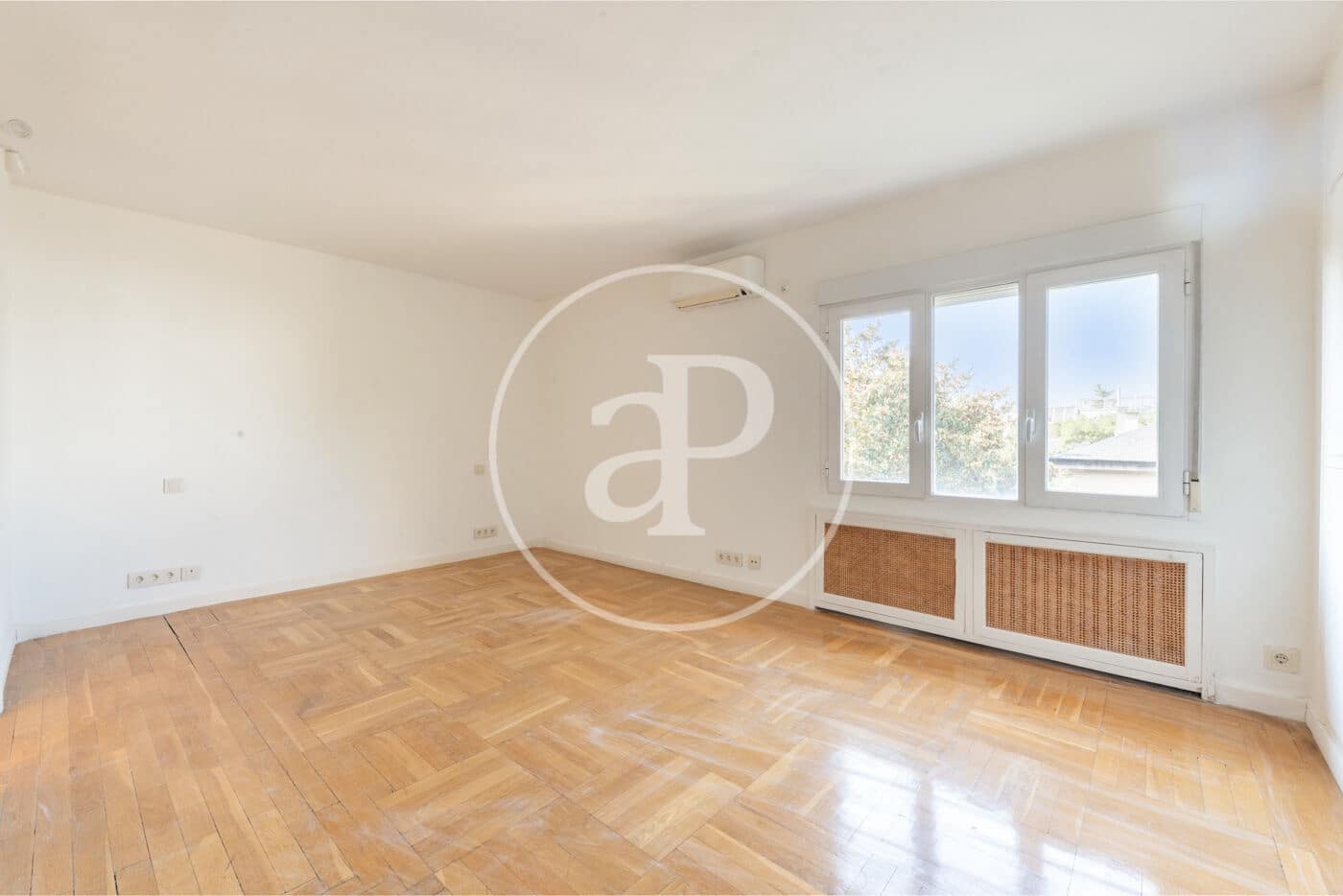 4 slaapkamer Penthouse te huur in Madrid stad met garage - € 5.500 (Ref: 9990742)